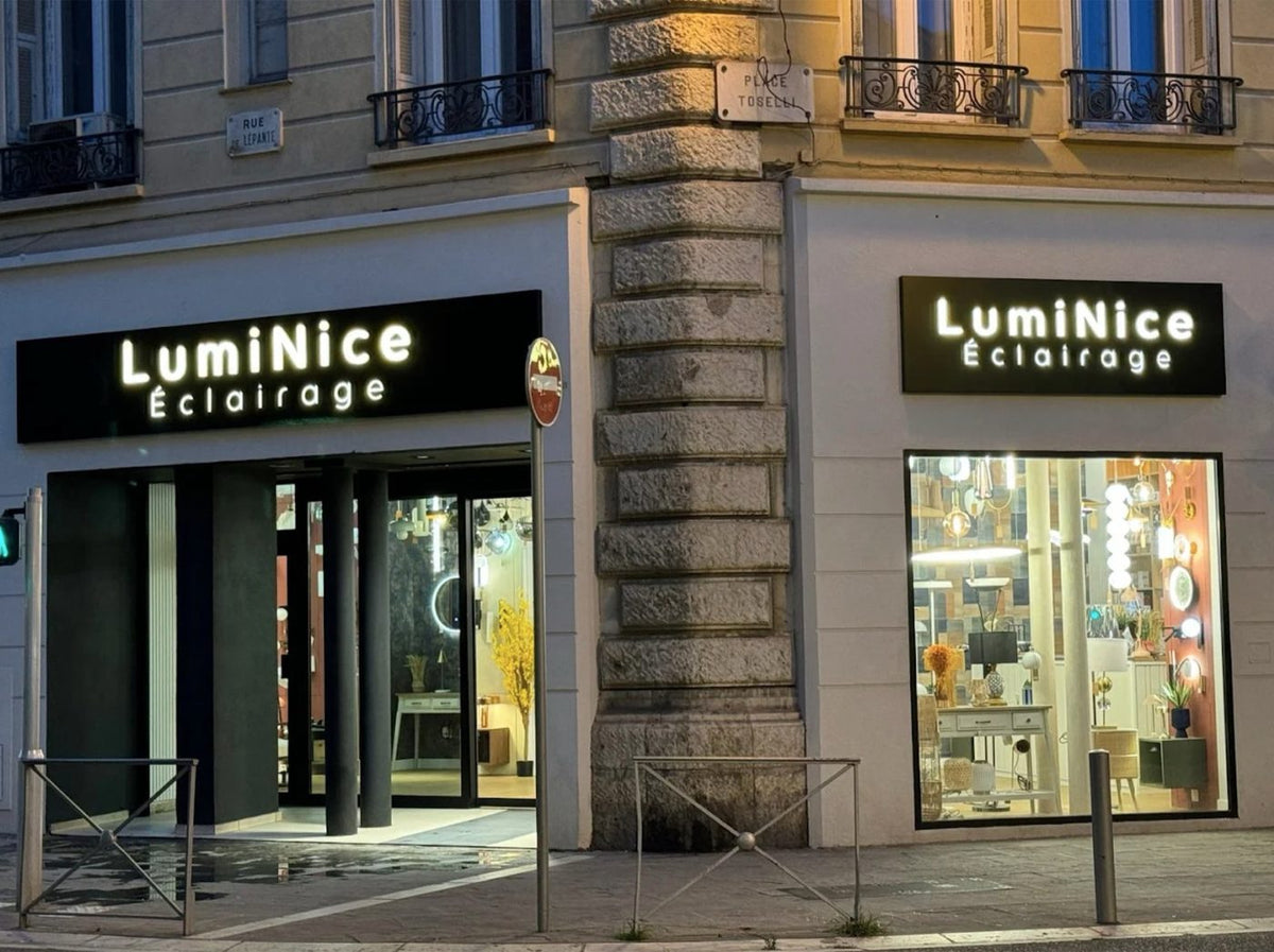 Devanture éclairée du showroom LumiNice à Nice