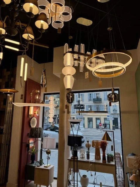 Intérieur du showroom : suspensions et lustres allumés