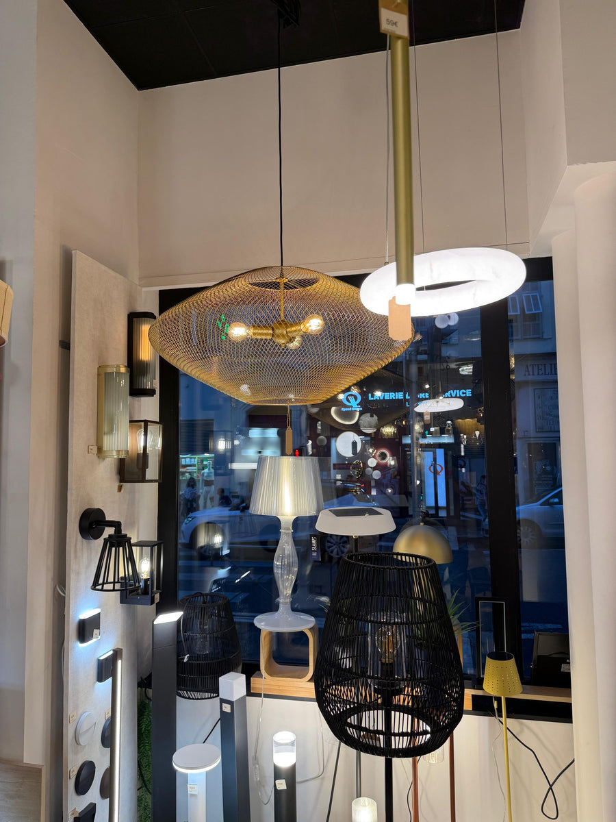Vitrine sur l’avenue : suspensions dorées et lanternes