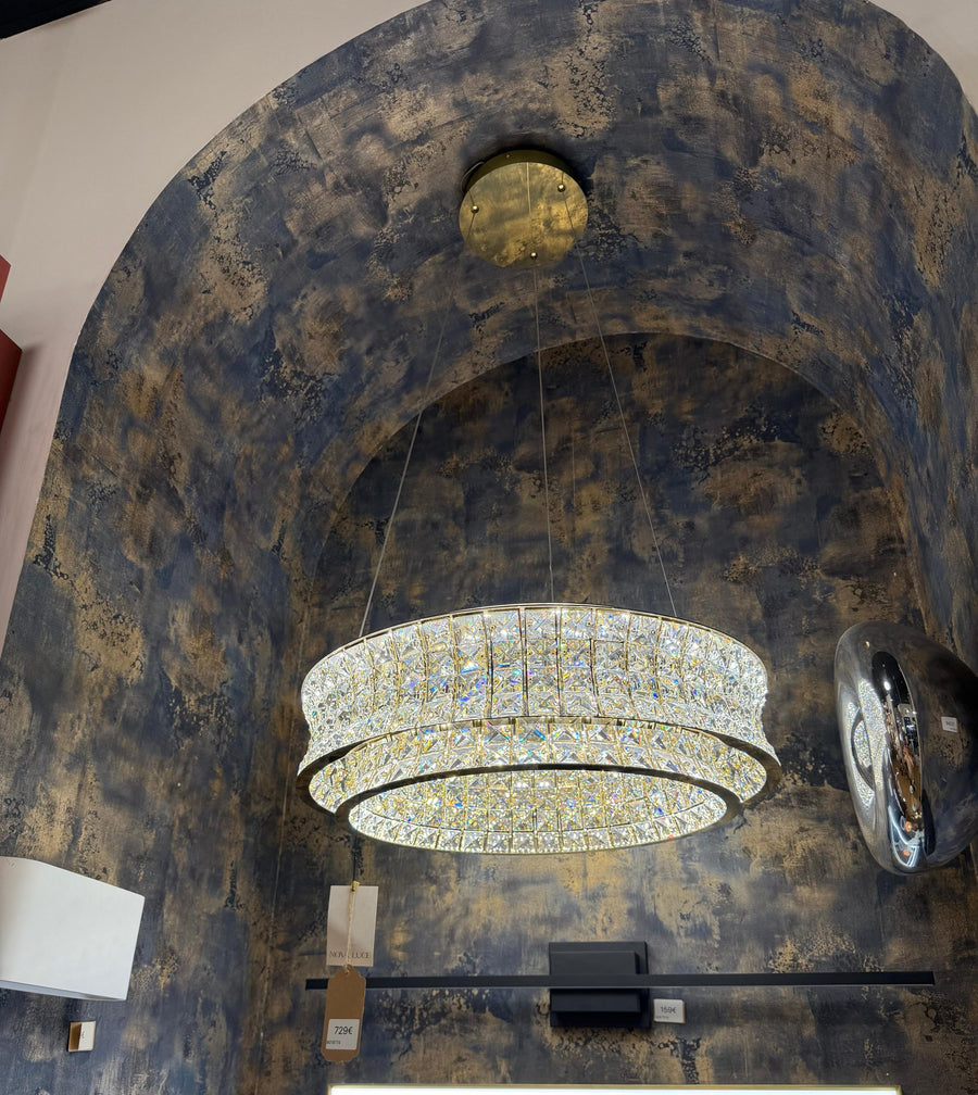 Lustre en cristal sous l’arche du showroom
